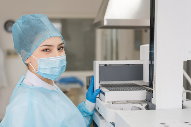 在实验室工作的女科学家素材图片