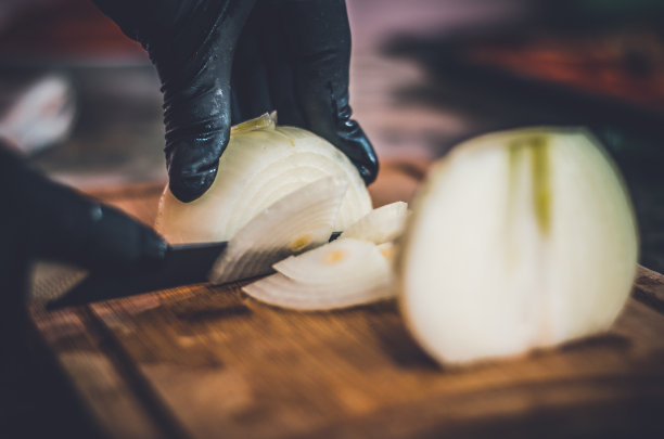黑色的手套。切洋葱图片下载