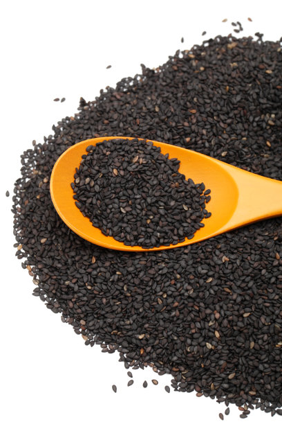 白色背景上的黑芝麻素材图片