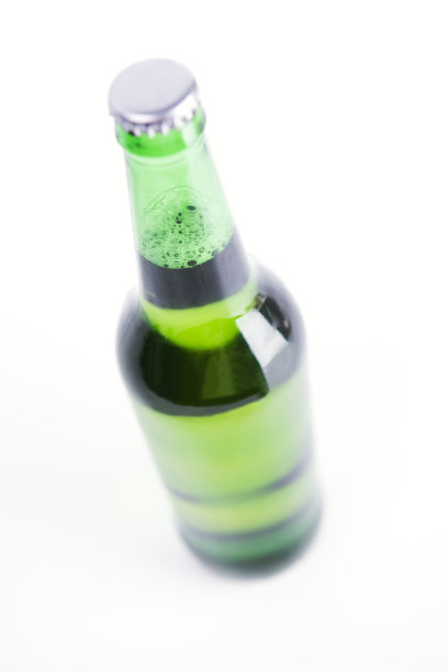 白色背景上的一瓶啤酒，特写图片下载