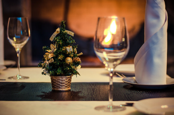 在餐厅吃圣诞晚餐图片下载