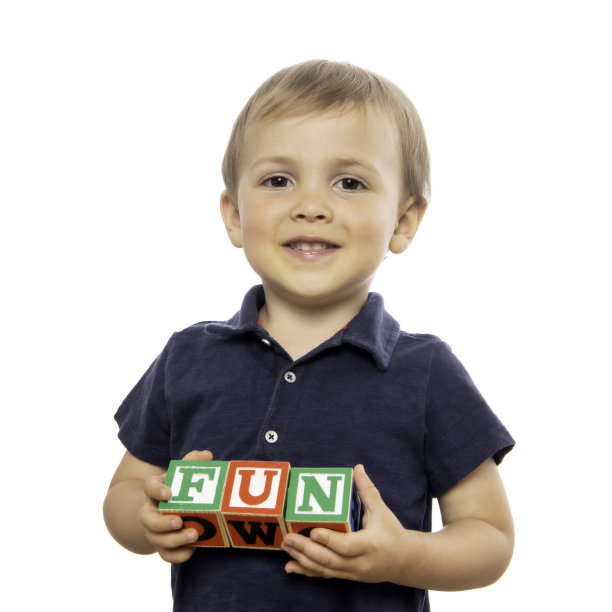 小男孩在白色背景上摆出字母方块的姿势图片下载