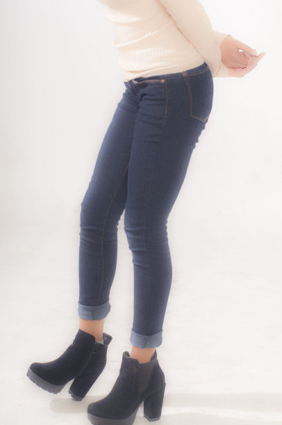 蓝色牛仔裤的腿图片下载