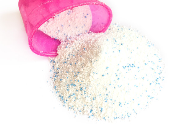 白色背景上五颜六色的洗衣粉堆。图片下载