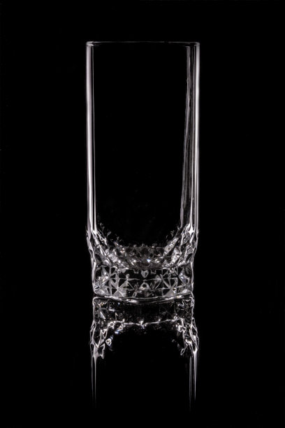 低调摄影:黑色背景玻璃图片下载