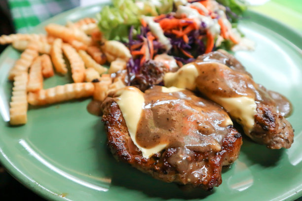 牛排配炸薯条图片下载