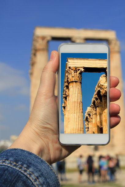 希腊雅典，奥林匹亚宙斯神庙的游客快照图片下载