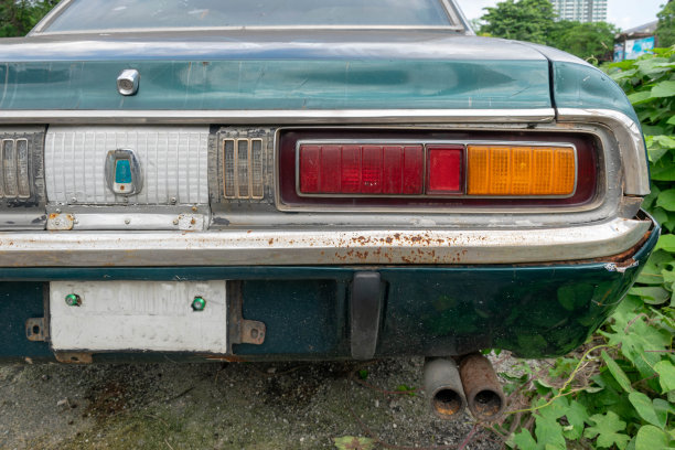 这台旧机器被大自然吸收了图片下载