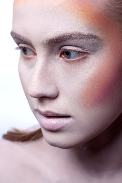 一个美丽女孩的肖像。图片下载