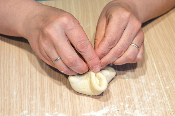 妇女用生面团自制蛋糕图片下载