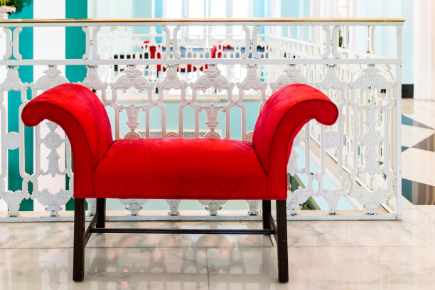 红色椅子的特写，小沙发，双人沙发，天鹅绒长凳古董复古在豪华酒店里面图片下载