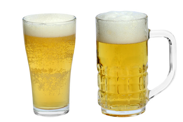 两杯啤酒孤立在白色的背景下图片下载