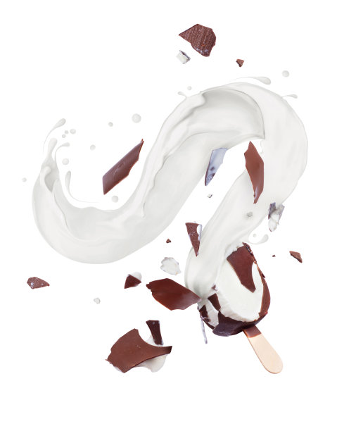 巧克力冰淇淋在空中碎成碎片图片下载