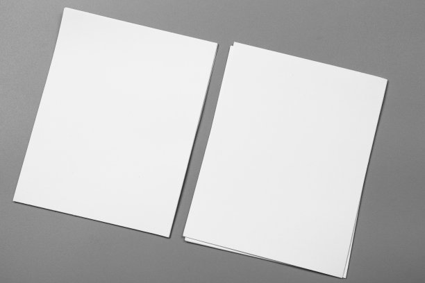 空白肖像模型纸。小册子杂志孤立在灰色上，多变的背景/白纸孤立在灰色上图片下载