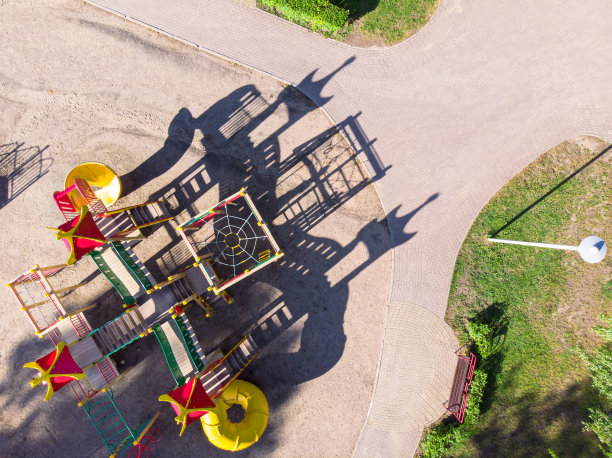 公园里五颜六色的儿童游乐场图片下载