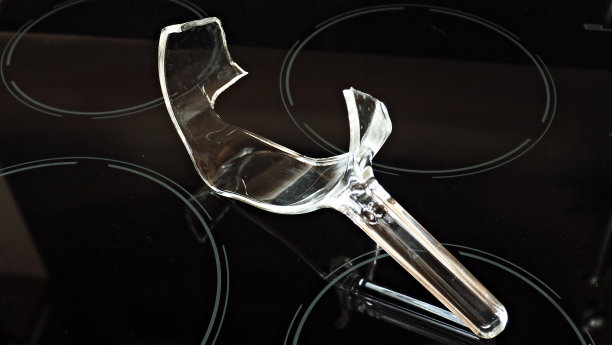 黑电炉上的碎玻璃锅。图片下载