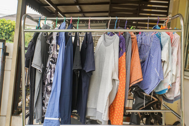 选择性的把湿的人的衣服晾干放在不锈钢衣架上图片下载