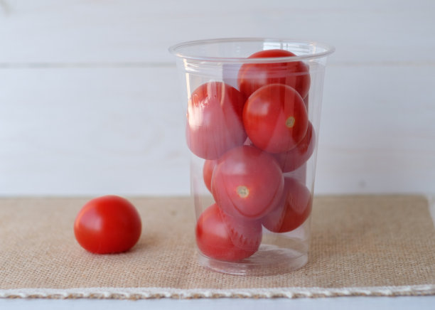 把樱桃西红柿装在透明的塑料杯里图片下载