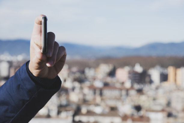 一个年轻人在西班牙赫罗纳拍照图片下载