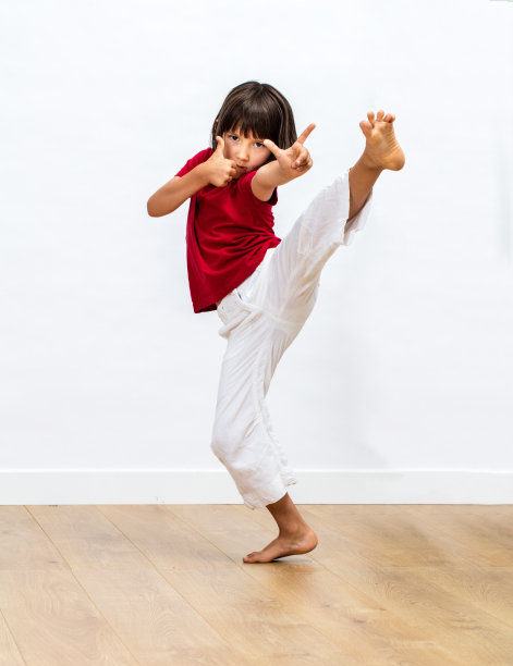 专注的孩子在白色背景下表现出动态的优雅和动机图片下载