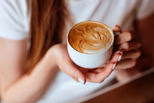 小女孩手里拿着卡布奇诺图片下载