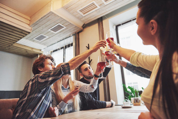 人们拿着威士忌或葡萄酒的手，庆祝和敬酒庆祝婚礼或其他庆典图片下载