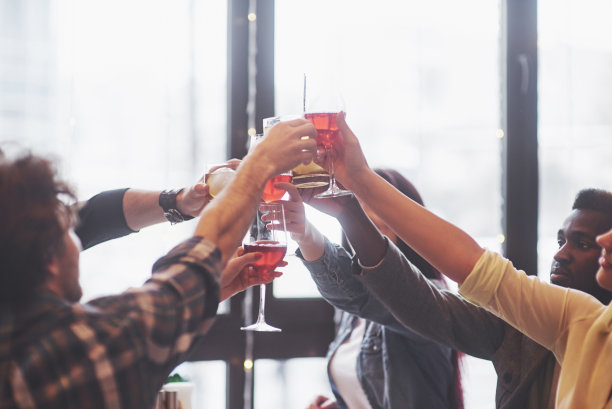 人们拿着威士忌或葡萄酒的手，庆祝和敬酒庆祝婚礼或其他庆典图片下载