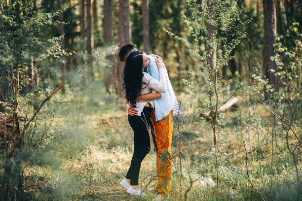 的爱情故事。图片下载