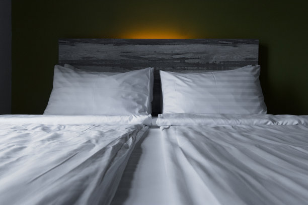 卧室内白色的床。图片下载