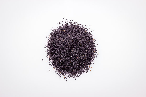 白色背景上的一堆孤立的黑芝麻图片下载
