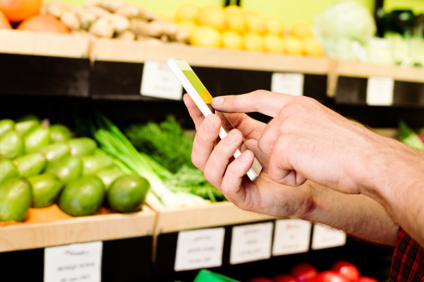 在超市用手机拍摄的男性手的照片图片下载