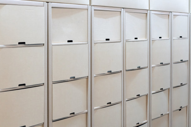 室内装饰用的一排硬纸板抽屉。回收纸家具。图片下载