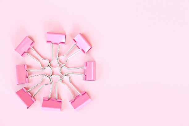 一组粉红色的活页夹夹在粉红色的背景和复制空间图片下载