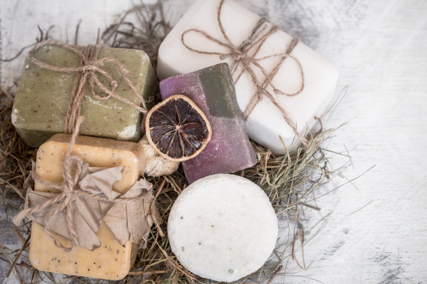 木制背景上的水疗组合图片下载