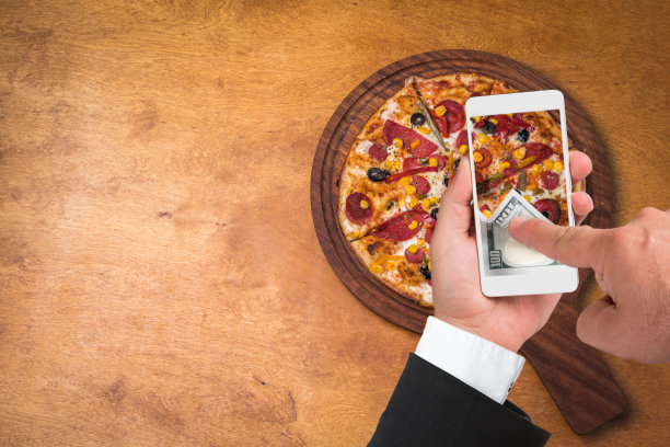 披萨放在木桌上图片下载