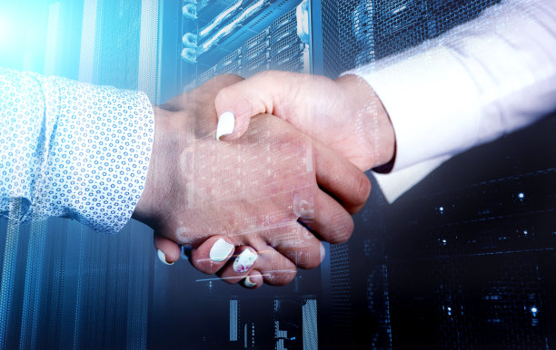 技术人员在数据中心的服务器室握手，双重曝光图片下载