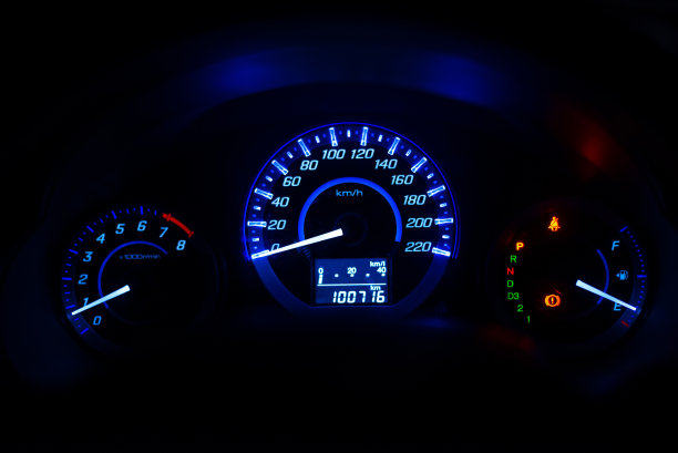 近距离仪表盘的里程车与浅蓝色图片下载