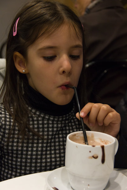 小孩子喜欢喝甜饮料图片下载