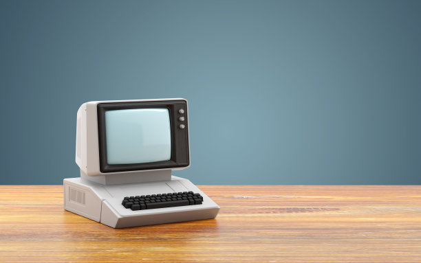 桌子上的旧个人电脑图片下载