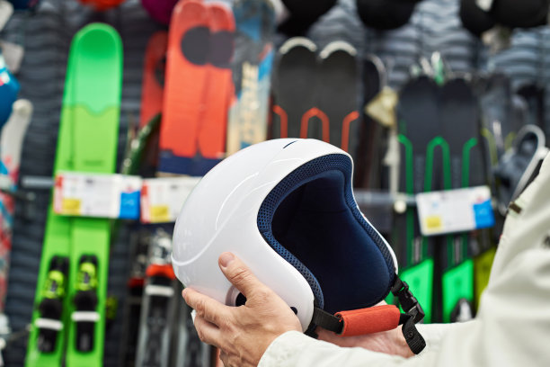 滑雪用的保护性运动头盔图片下载