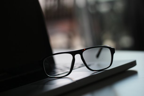 眼镜和笔记本图片下载