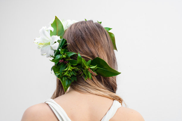 一个年轻女人的头和肩膀图片下载