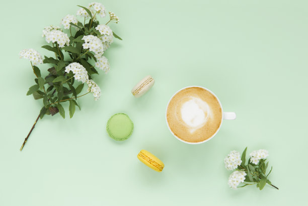 一杯咖啡和五颜六色的杏仁饼干图片下载