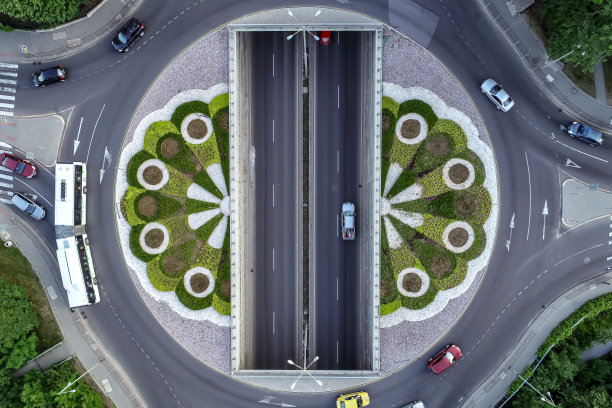 近鸟瞰图俯瞰交通圈在索非亚，保加利亚图片下载