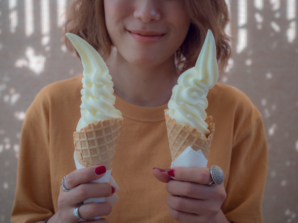 吃冰淇淋的女人图片下载