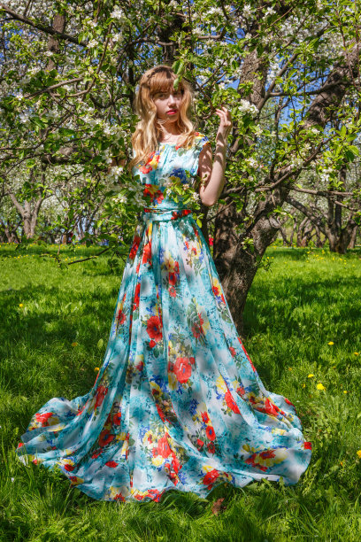 年轻女子在春天的花园图片下载