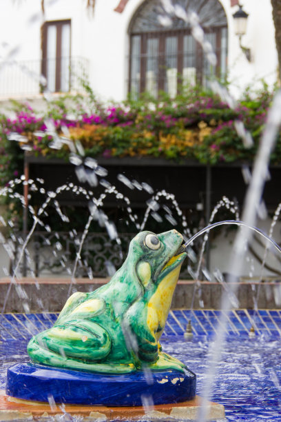 西班牙Vejer white town广场上的彩色喷泉图片下载