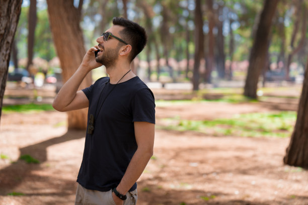 那家伙正在讲电话图片下载