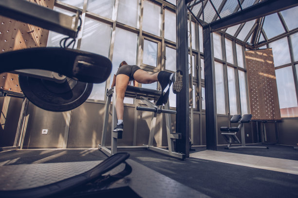 妇女在健身房锻炼图片下载