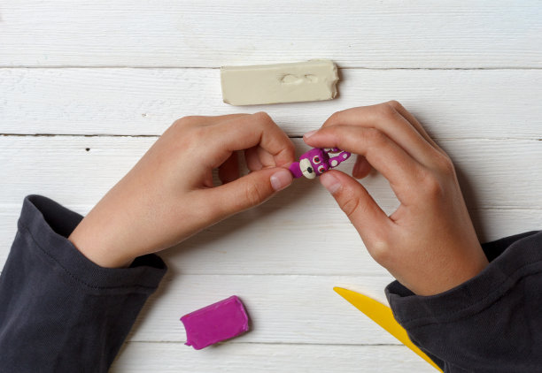 男孩用蜡塑电脑游戏、漫画和卡通中的电子英雄图片下载